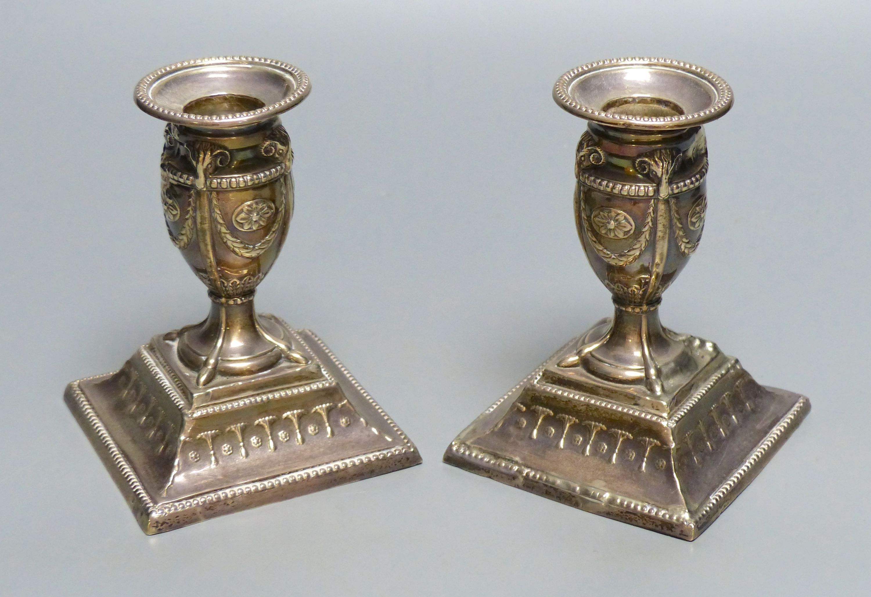 A pair of Victorian silver dwarf candlesticks of Neo-Classical design, H 12cm